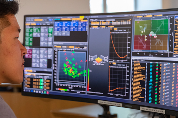 Gies Student Analyzing Data on Computer in Margolis Market Lab