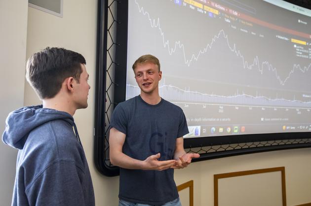 Gies students in talking in the Margolis Market Lab